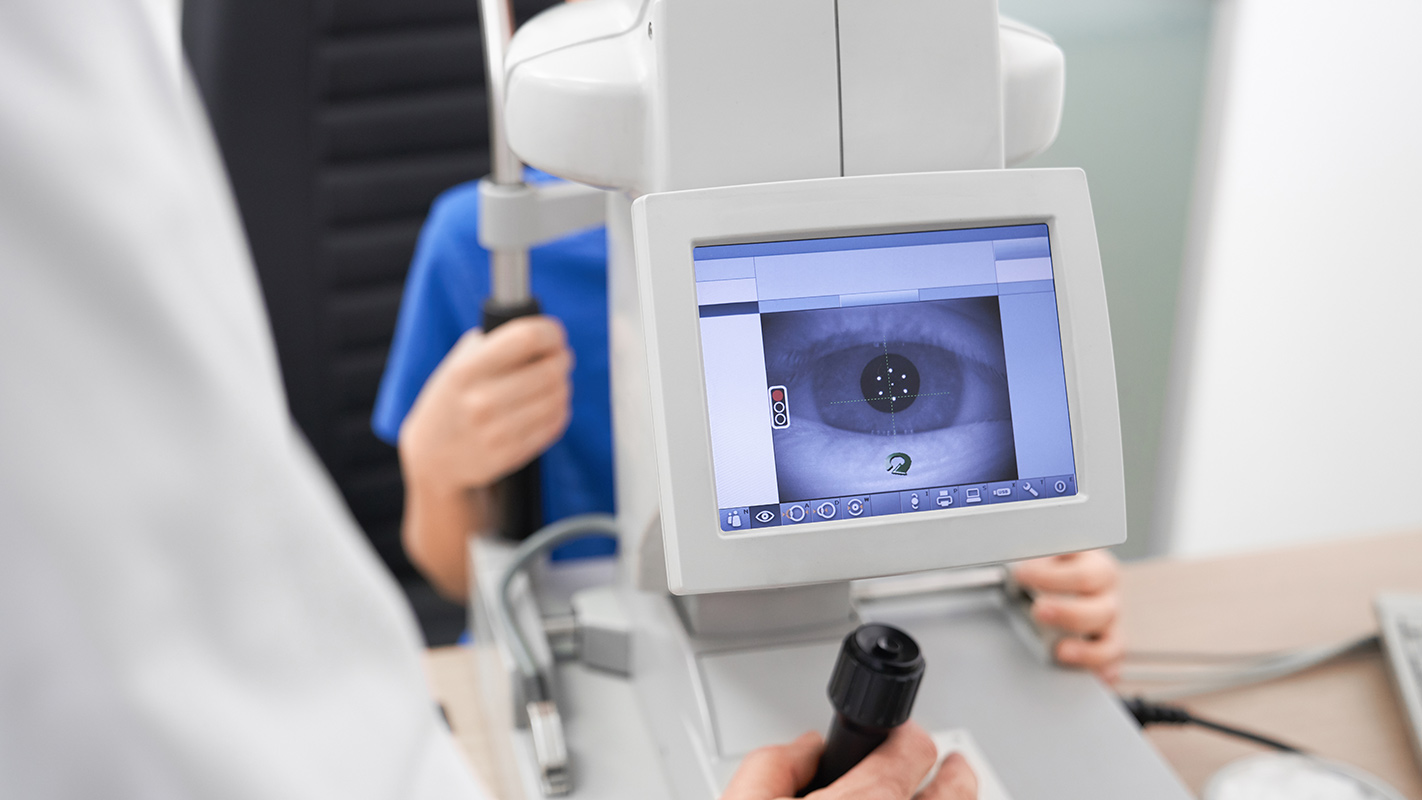 Аппарат для лазерной коррекции зрения цена. Диагностика кератоэктазии. Лазерной коррекции зрения больничный лист. Авторефрактометр проверяют зрение. Изображение МЕДБИОТЕХ.